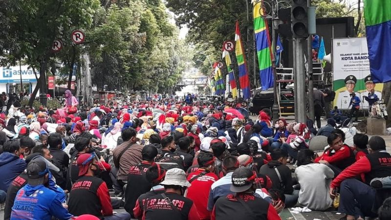 Omnibus Law Cipta Kerja Picu Unjuk Rasa Yang Diwarnai Tembakan Meriam ...