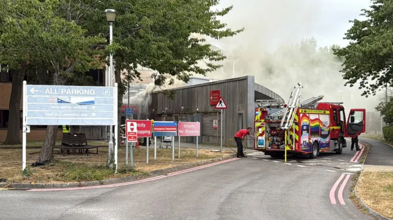 El servicio de urgencias del hospital fue cerrado tras el incendio.