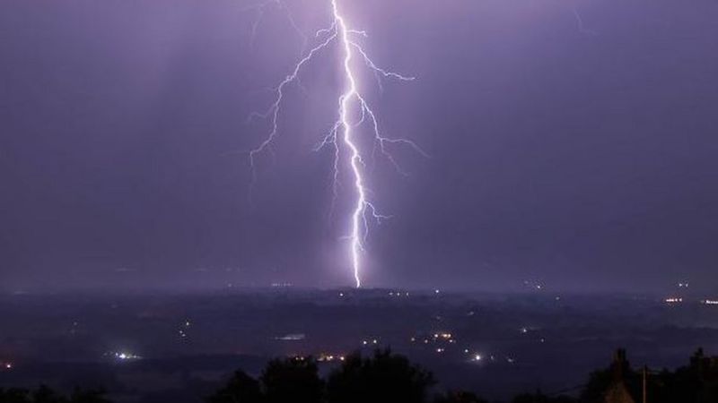 In pictures: Spectacular storms light up England skies - BBC News