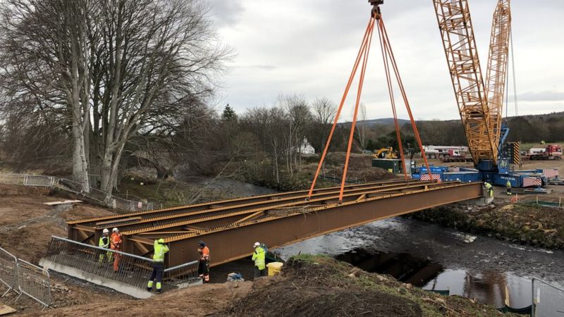 New crossing to protect historic Highlands bridge - BBC News