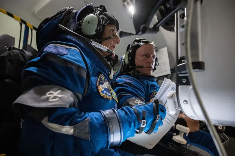 Nasa astronauts'  homecoming delayed again