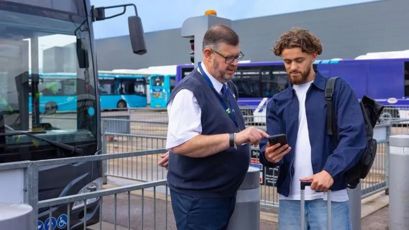 El aeropuerto financia viajes gratuitos en autobús para reducir la congestión. El aeropuerto financia viajes gratuitos en autobús para reducir la congestión.
