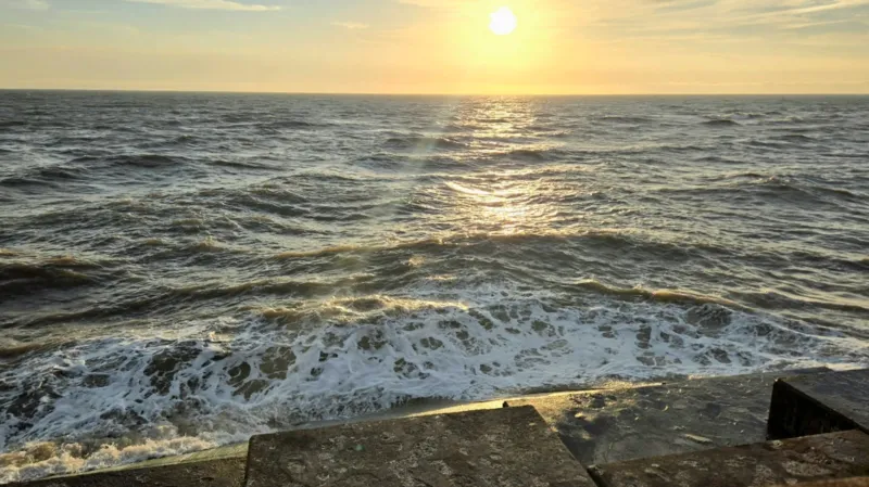 Hasta 20 adolescentes rescatados de un mar embravecido.