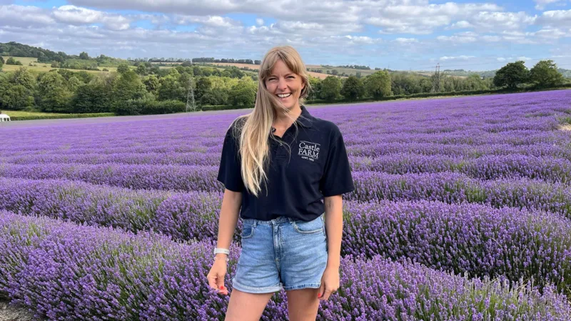 La granja de lavanda da la bienvenida a visitantes de todo el mundo.