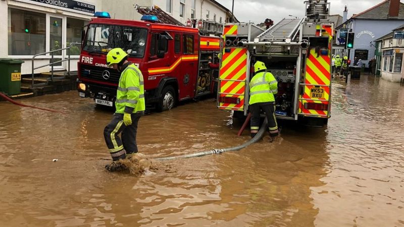 Flooding shuts roads and blocks rail lines in south of England - BBC News