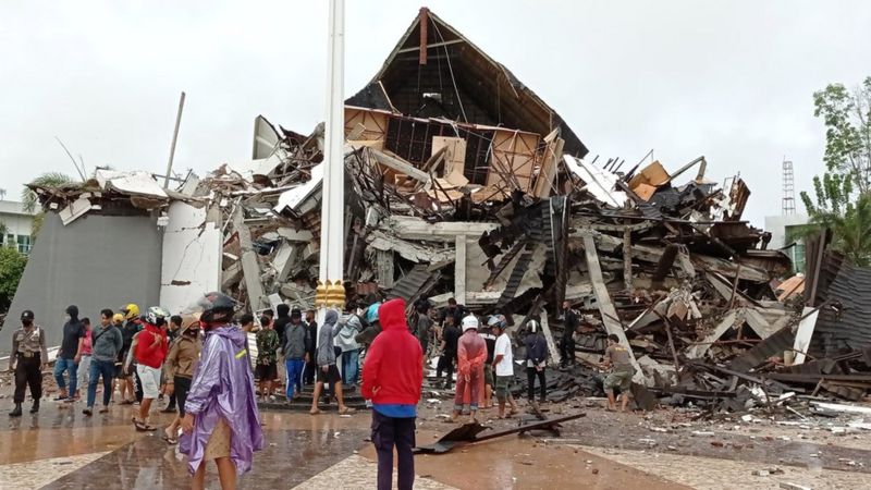 Warga mengamati Gedung Kantor Gubernur Sulawesi Barat yang rusak akibat gempa bumi, di Mamuju, Sulawesi Barat, Jumat (15/1/2021).