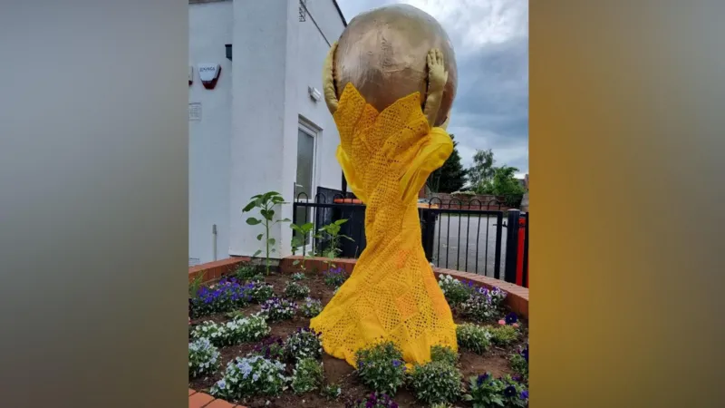 Las tejedoras de lana quedaron «asombradas» por el trofeo de la Copa del Mundo de casi dos metros.