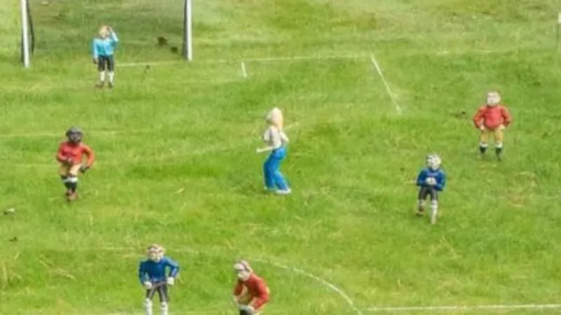 El espontáneo que jugaba en el campo de fútbol de la aldea modelo fue expulsado tras recibir quejas. El espontáneo que jugaba en el campo de fútbol de la aldea modelo fue expulsado tras recibir quejas.