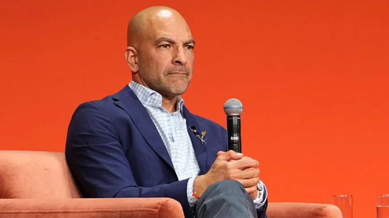 El médico de las celebridades Peter Attia se retira de CBS por vínculos con Epstein