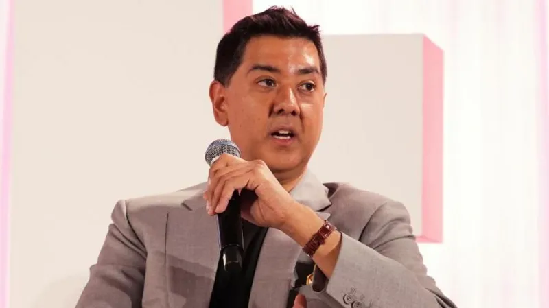 Juez estadounidense bloquea detención de activista británico en redes sociales