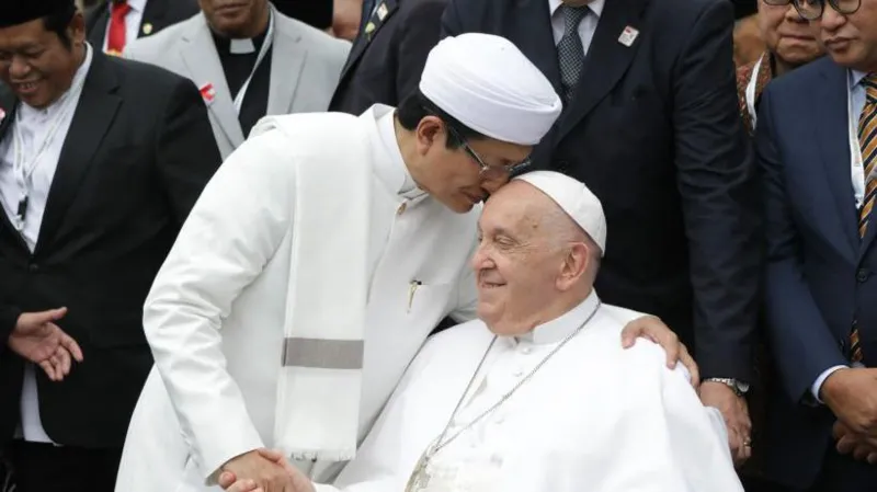 Pope and top Indonesian imam make joint call for peace