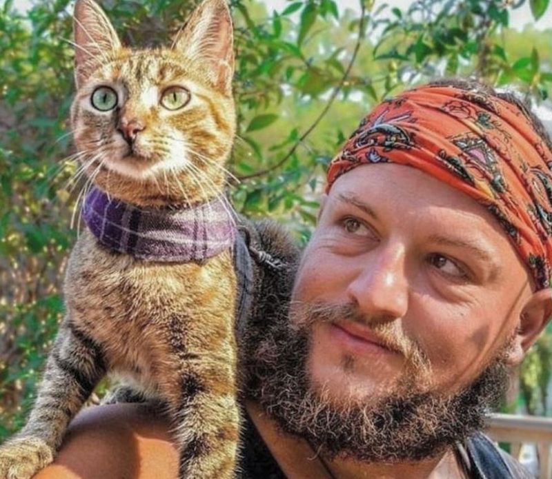 Cat Befriends World Traveler