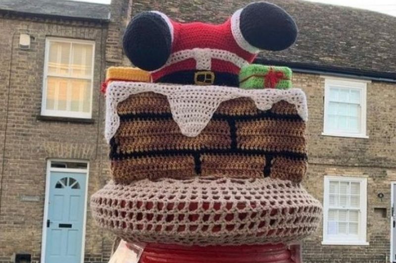 Ely secret yarnbomber creates Ukraine tribute on postbox BBC News