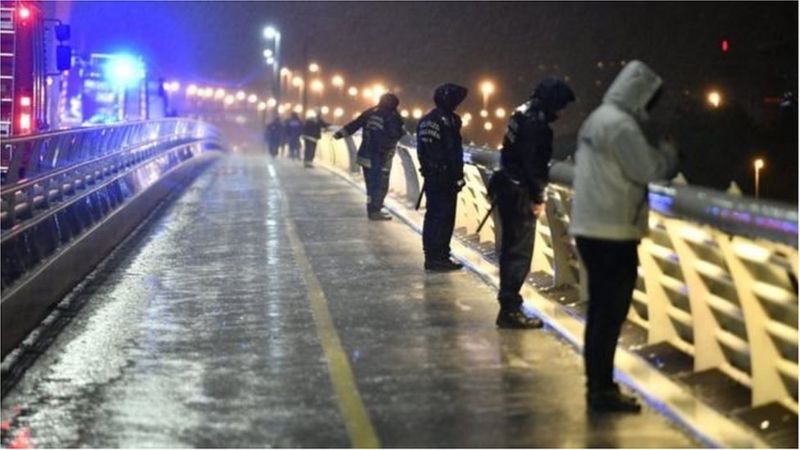 Cảnh sát kiểm tra dòng nước tối đen từ một cây cầu ở Budapest