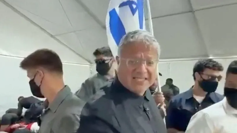 Activistas de la flotilla de Gaza fueron deportados de Israel ante la creciente indignación por el trato recibido.