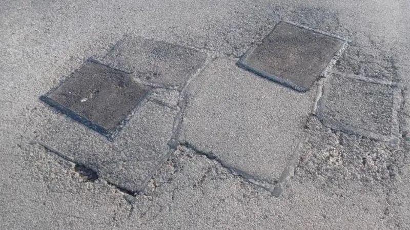 El ayuntamiento defiende el nuevo contrato para reparar baches con multas.