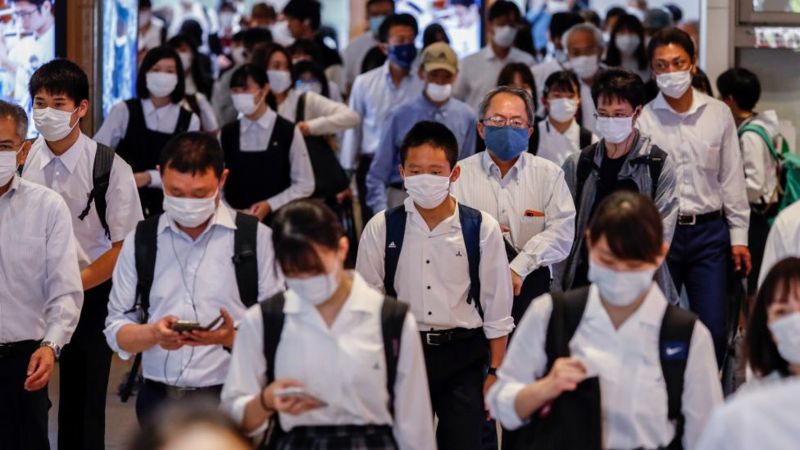 Японские студенты в масках