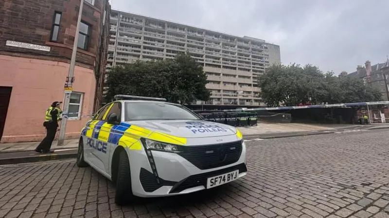 Un hombre de 33 años fue arrestado por el apuñalamiento mortal ocurrido en Banana Flats, Edimburgo.