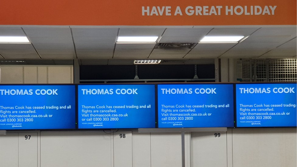 تابلوی اعلانات فرودگاه‌هاه "گتویک" در جنوب شرقی انگلستان که خاتمه فعالیت تجاری شرکت توماس کوک بر روی آن نمایش داده شده
