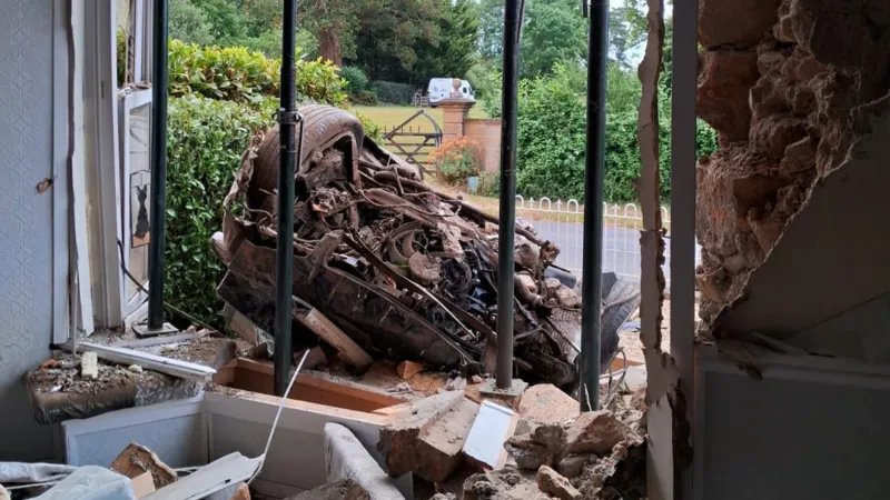 Un hombre comparece ante el tribunal tras estrellarse su coche contra una vivienda.