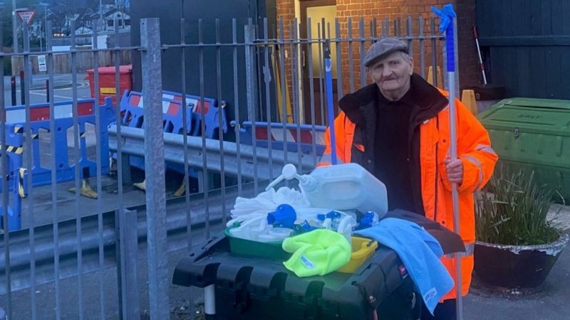 Carmarthen Train Cleaner 80 Says He Still Loves His Job Bbc News