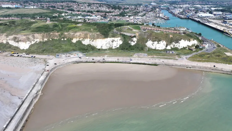 Detención tras disparos con rifle de aire comprimido contra una cámara de seguridad de la playa