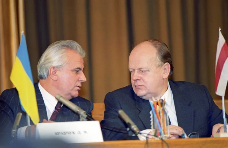 Станислав Шушкевич (справа) говорил, что Советский Союз развалили "Кравчук и украинцы"