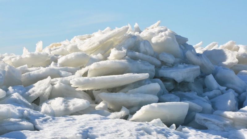 Arctic sea-ice struggles to build volume - BBC News