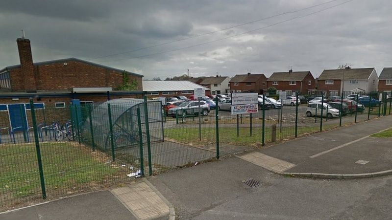 Doncaster: Sandringham Primary locked down during fight - BBC News