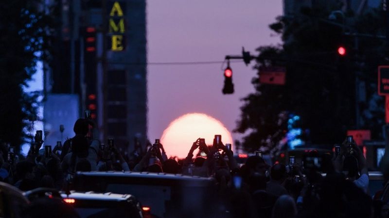 Manhattanhenge: New Yorkers Gather To Snap Beautiful Sunset - BBC Newsround