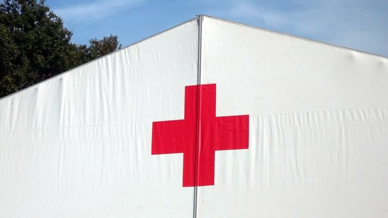 Cruz roja en tienda de campaña