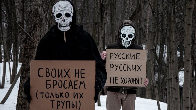 "Русские русских не хоронят". Как арт-протест в России отвечает на ...