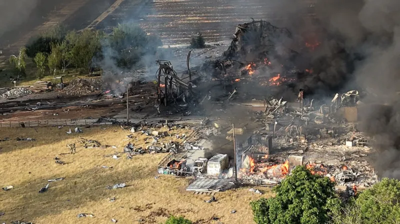 Una enorme explosión e incendio arrasan una zona industrial de Essex.