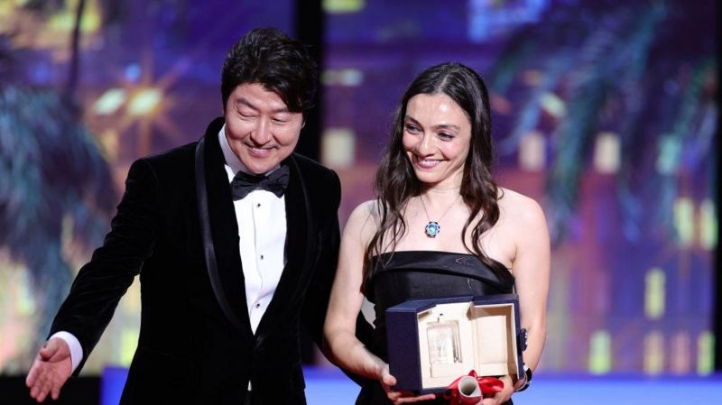 Merve Dizdar’a En İyi Kadın Oyuncu Ödülü