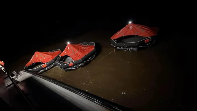 Un ferry con 116 pasajeros a bordo se hundió frente a la costa de Guyana, según informaron las autoridades.
