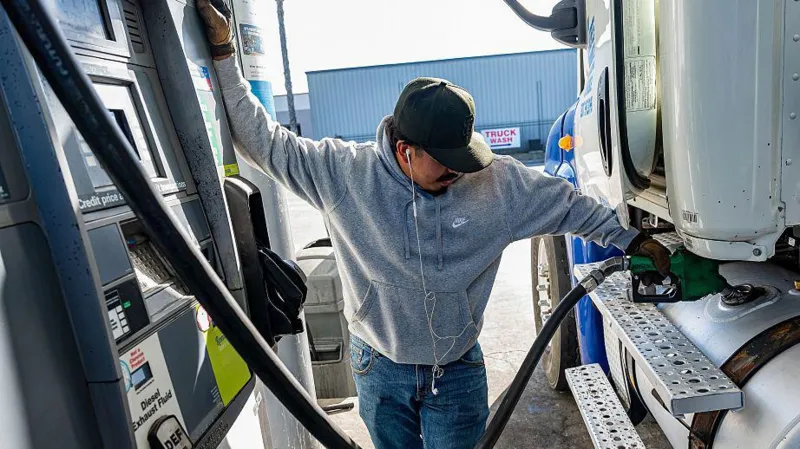 Trump acusa a las grandes petroleras de inflar los precios.
