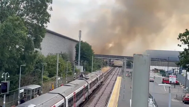 Incendios detienen el servicio de trenes entre Londres y el aeropuerto de Stansted. Incendios detienen el servicio de trenes entre Londres y el aeropuerto de Stansted.