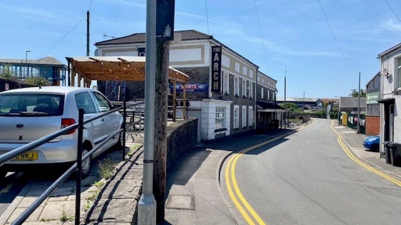 Neath: Murder probe after man dies following street assault - BBC News