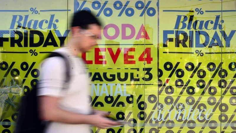 Movimento no comércio da rua Teodoro Sampaio, em Pinheiros, São Paulo durante o Black Friday