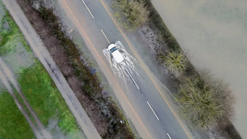 Más de 100 advertencias de inundaciones en todo el Reino Unido con más lluvias torrenciales a punto de comenzar