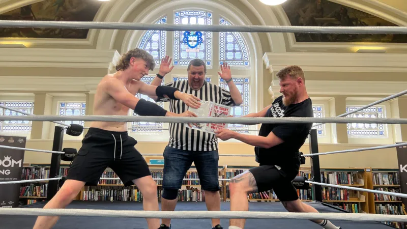 Los mundos de la lucha libre y la lectura chocan en la biblioteca.