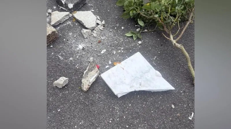 Vándalos destrozan lápidas y ventanas de capillas.