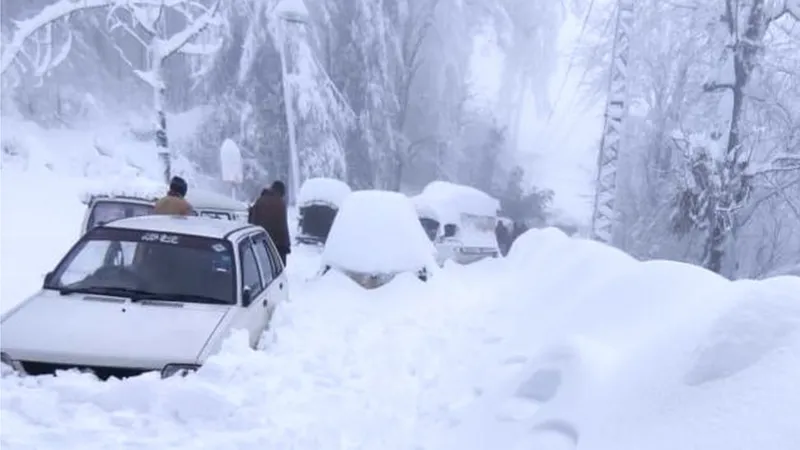 Bencana badai salju di Pakistan menewaskan sedikitnya 22 jiwa, termasuk dua keluarga besar