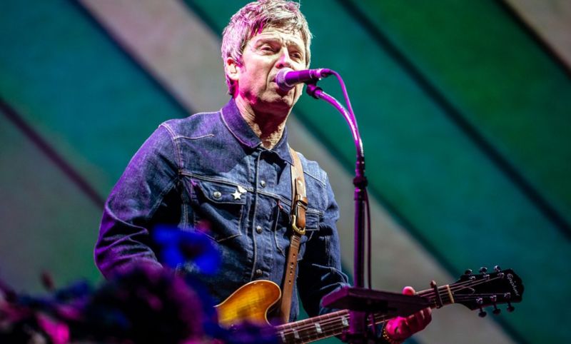 Noel Gallagher makes emotional and thrilling homecoming in Manchester ...