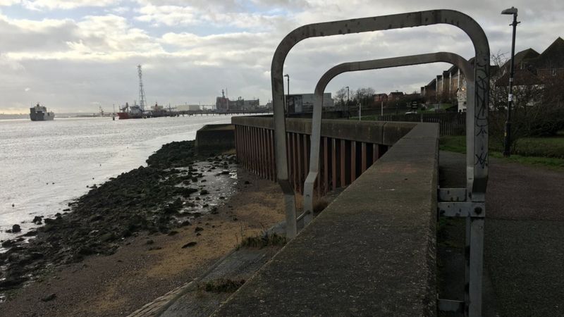 Two Bodies Found In River Thames At Grays By Police - BBC News