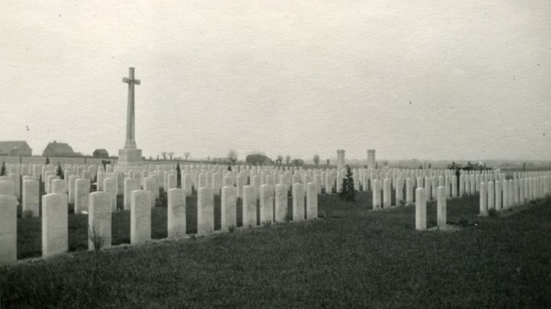 Back from the Front: Tracking down WW1 grave markers - BBC News