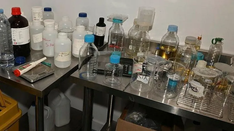 Se encontraron armas tras una redada en un laboratorio clandestino de medicamentos.