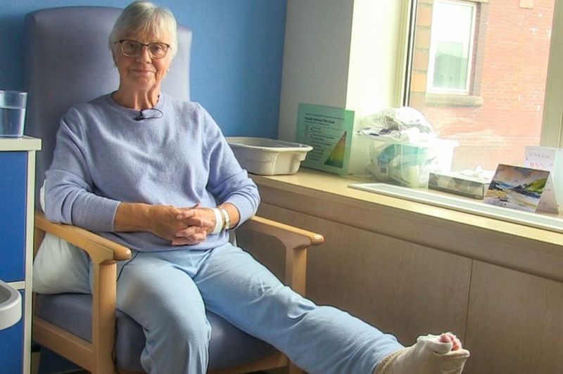 Cancer patient's leg treated in separate Glasgow hospital _115107553_janetteritson