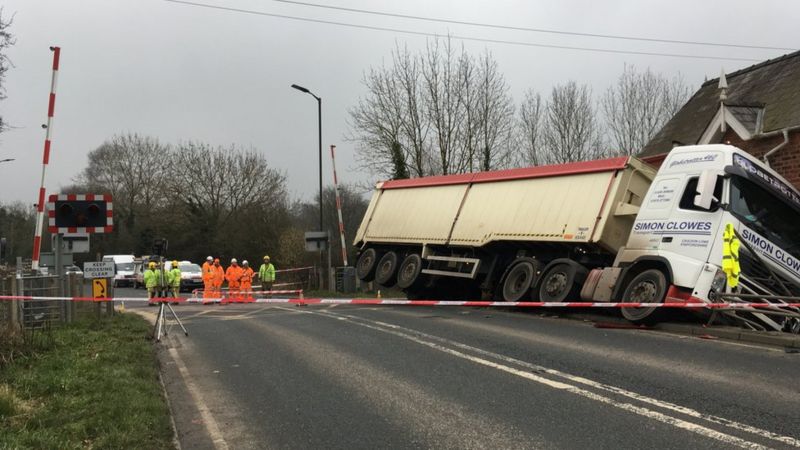 Grain lorry crashes into house in Leominster - BBC News