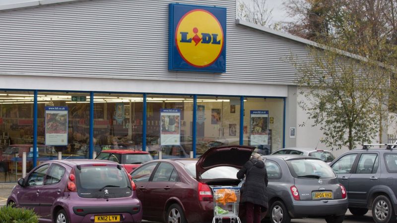 Aldi and Lidl sales soar as prices rise - BBC News